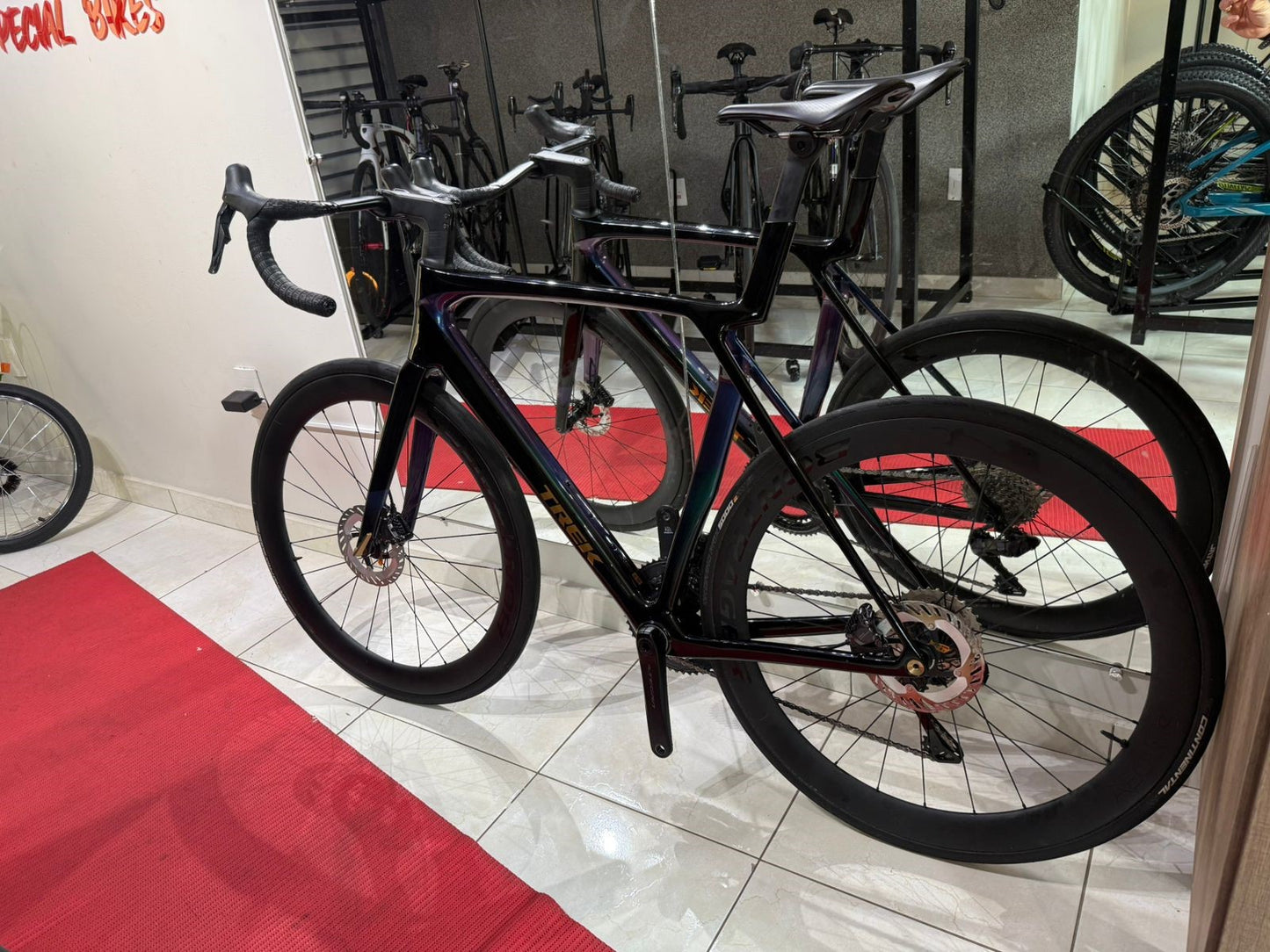 Bicicleta Road Trek Madone SL7 Gen 8 — Dark Star