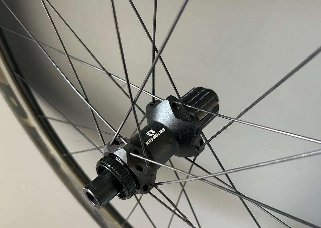 Par de rodas Reynolds AR 60/62 carbono