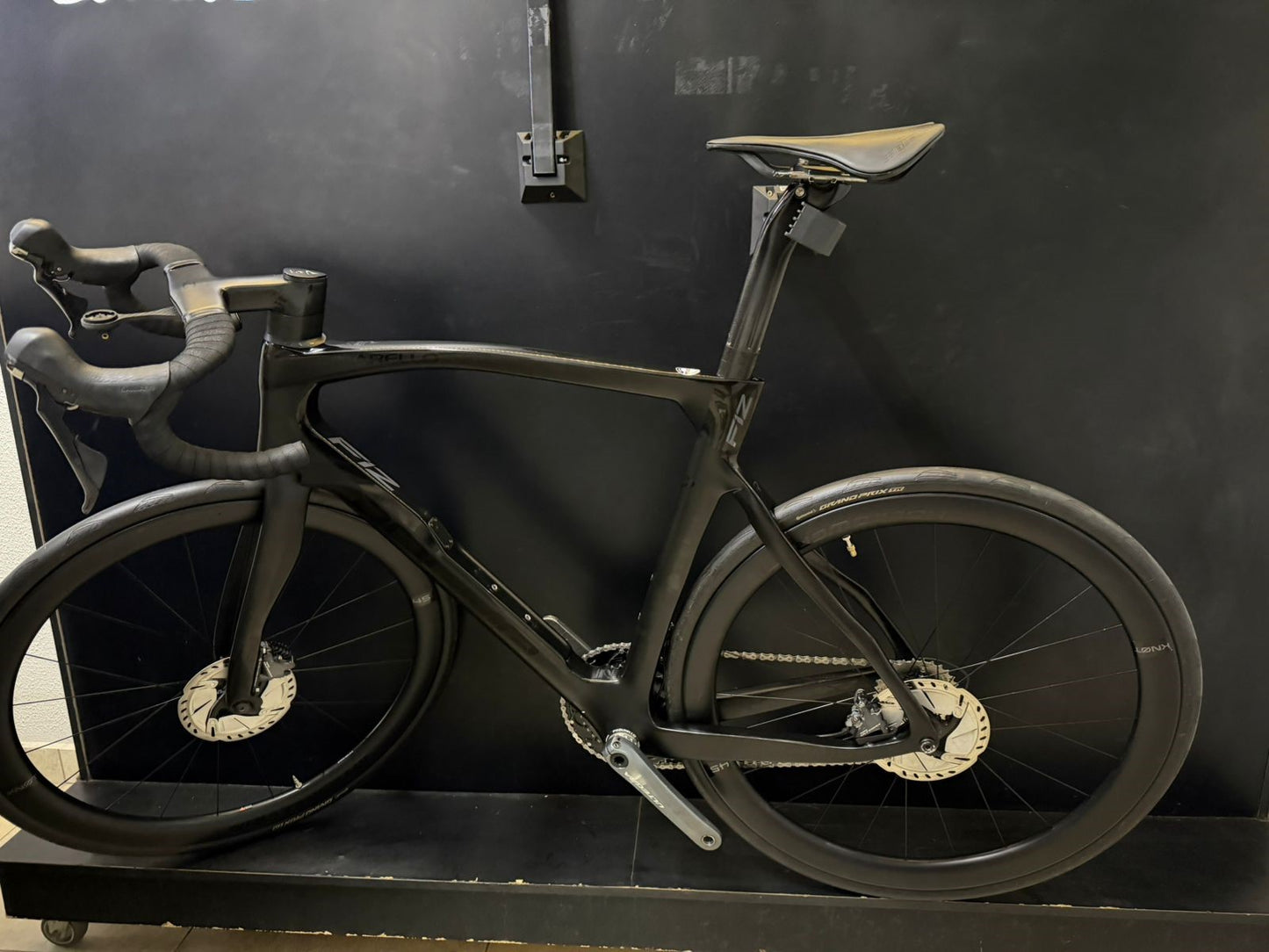 Pinarello Dogma F12 Black 2021 Disc — Seminova