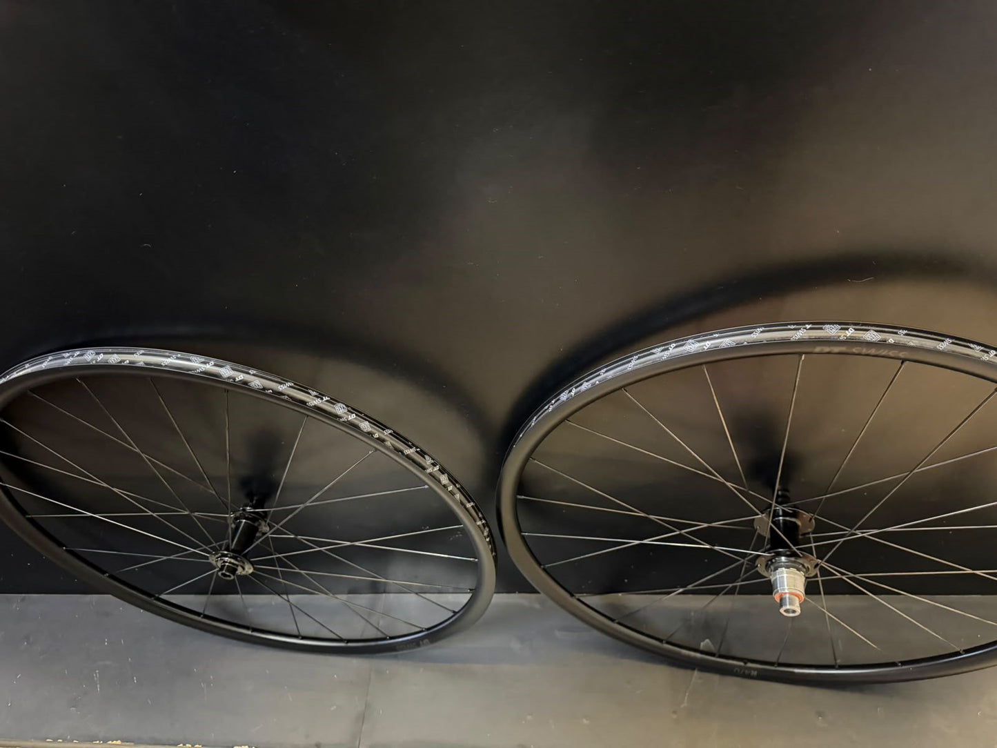 Roda DT SWISS R 470 - Tubeless  - Disc - XDR