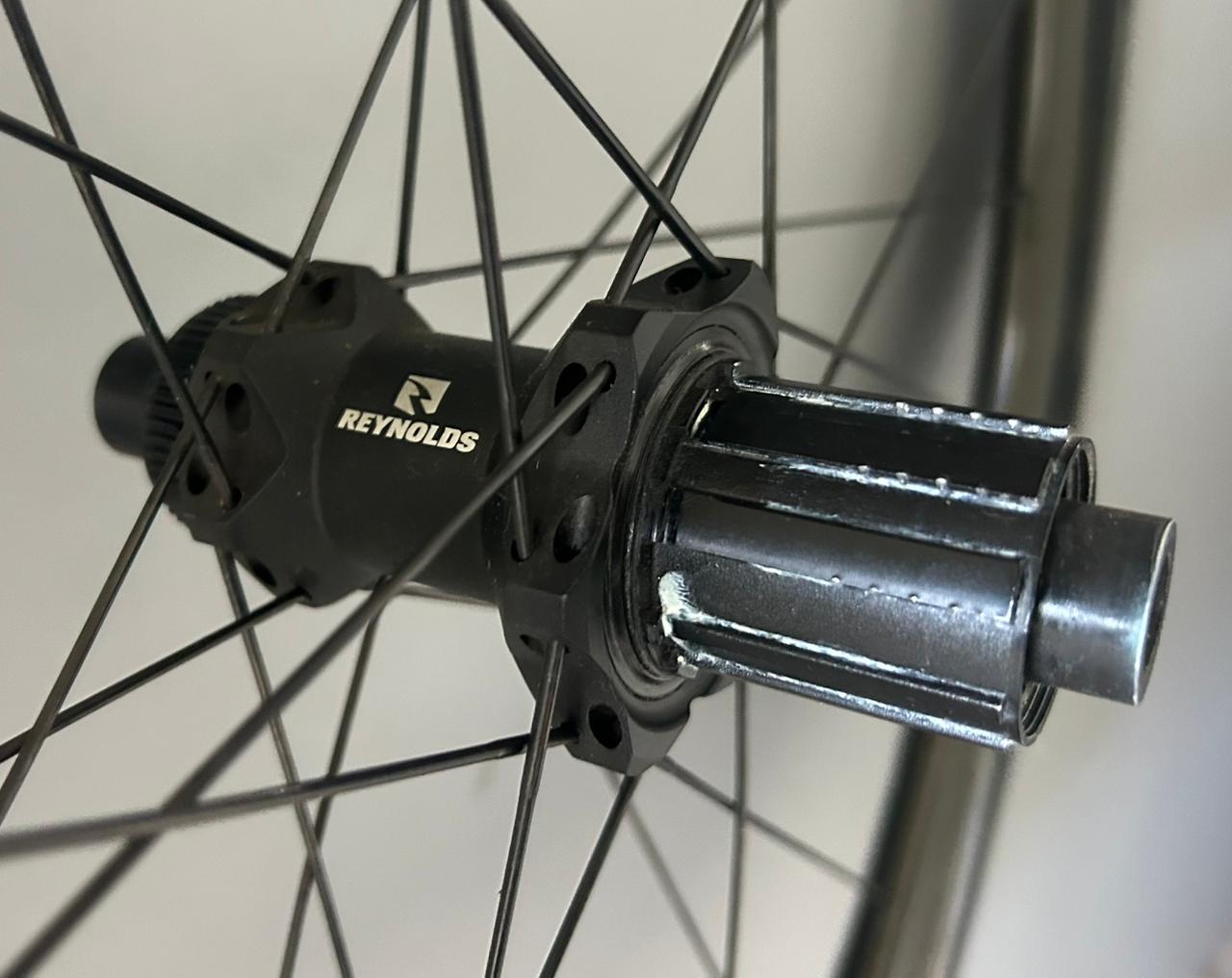 Par de rodas Reynolds AR 60/62 carbono