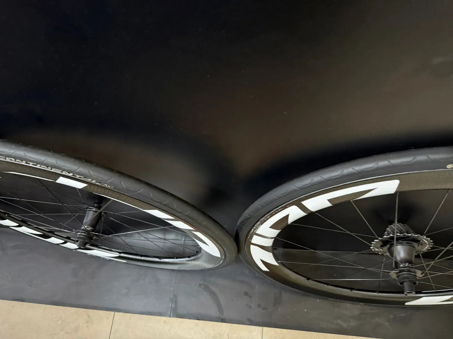 Par de Rodas Zipp 404 Firecrest Disc Tubeless - Hookless - Cubos ZR1 - 58mm