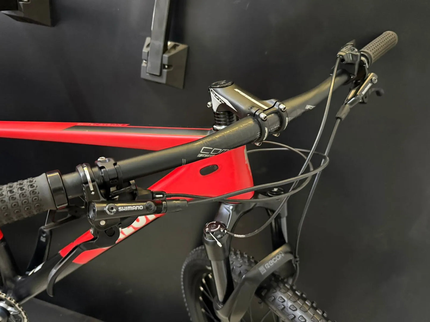 Bicicleta Caloi Elite Carbon Sport - Shimano SLX 12v - 2022