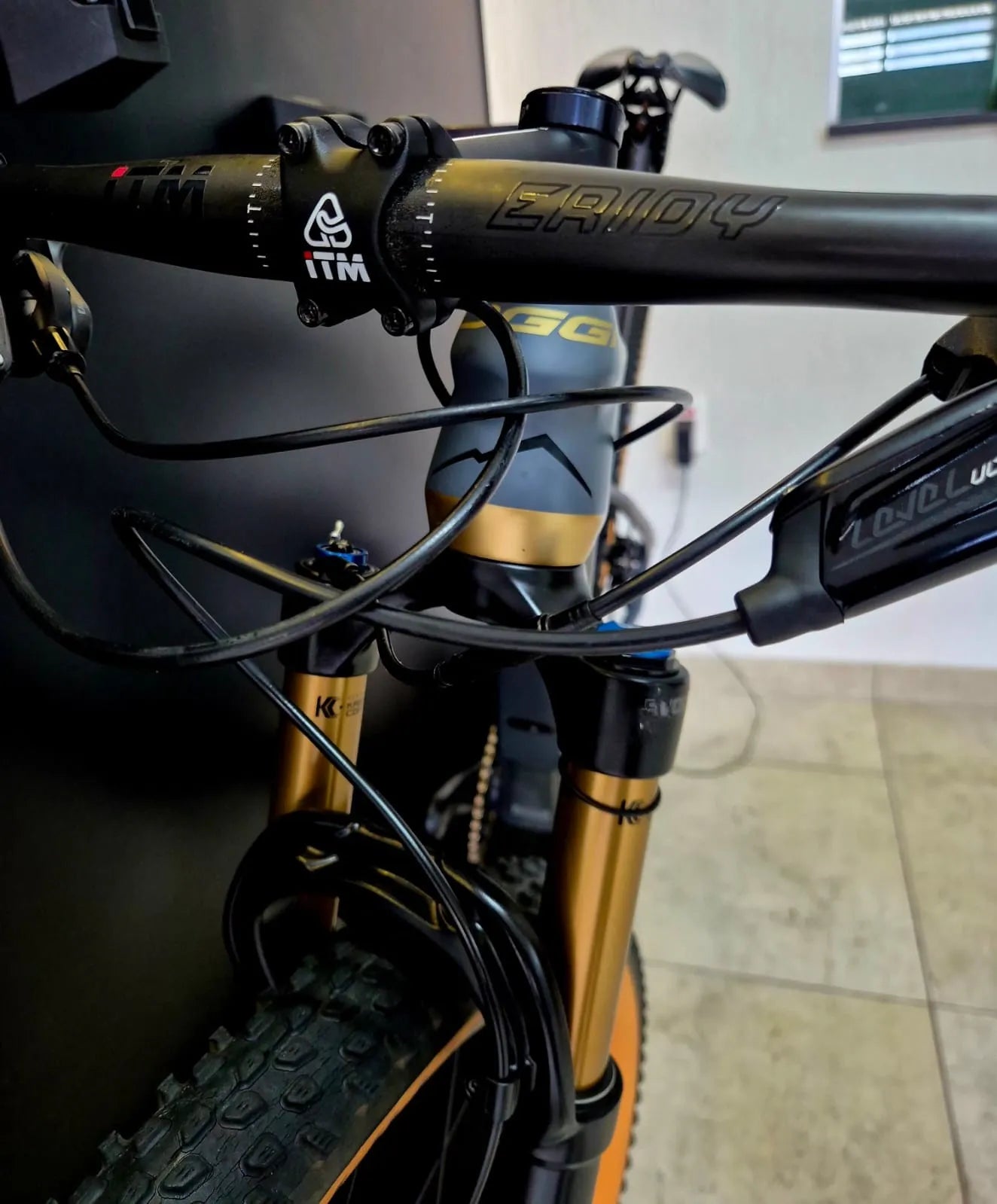 Bicicleta Oggi Squadra Carbono - SRAM XX1 Eagle - Fox Factory Kashima - Tamanho 15,5