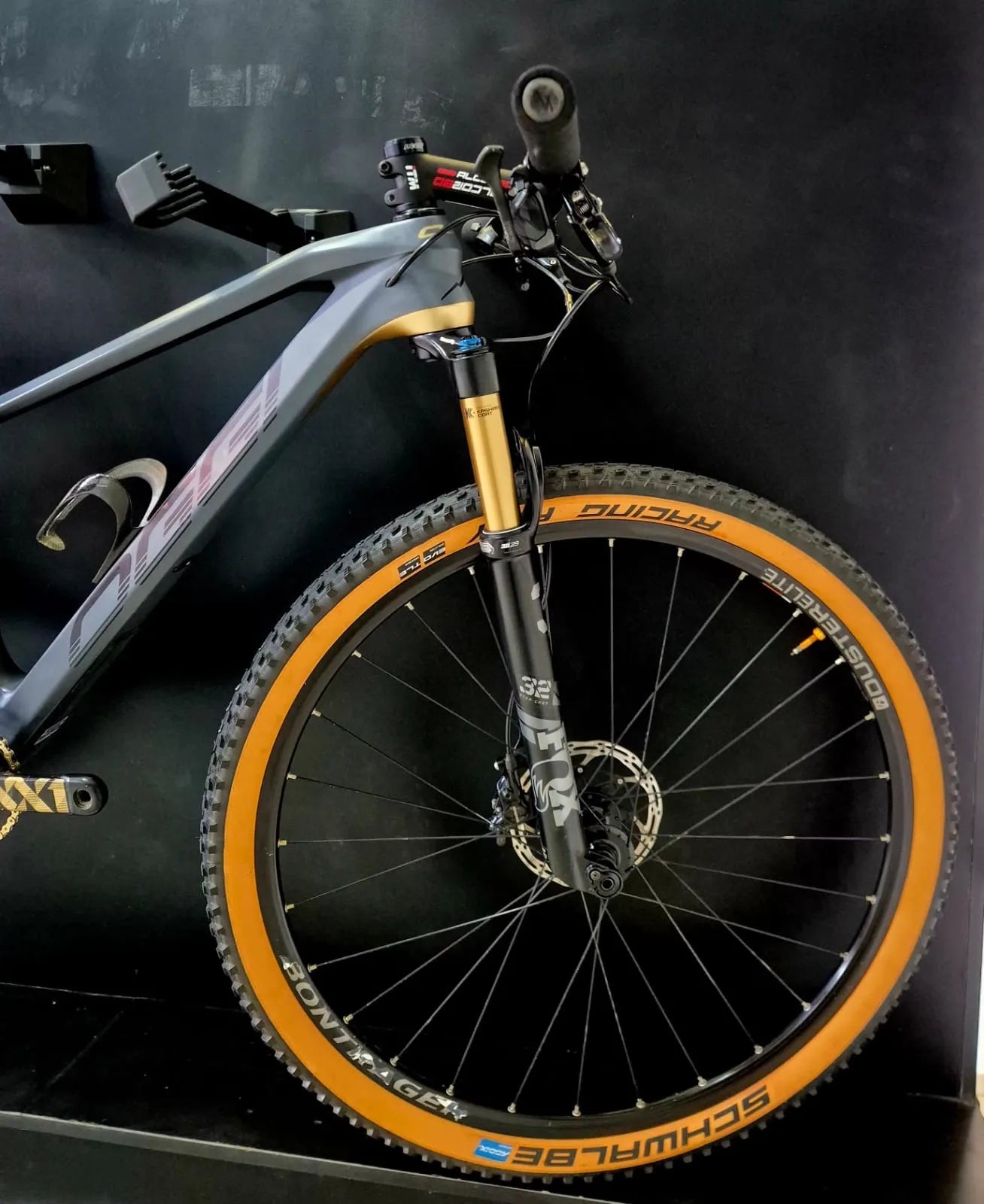 Bicicleta Oggi Squadra Carbono - SRAM XX1 Eagle - Fox Factory Kashima - Tamanho 15,5