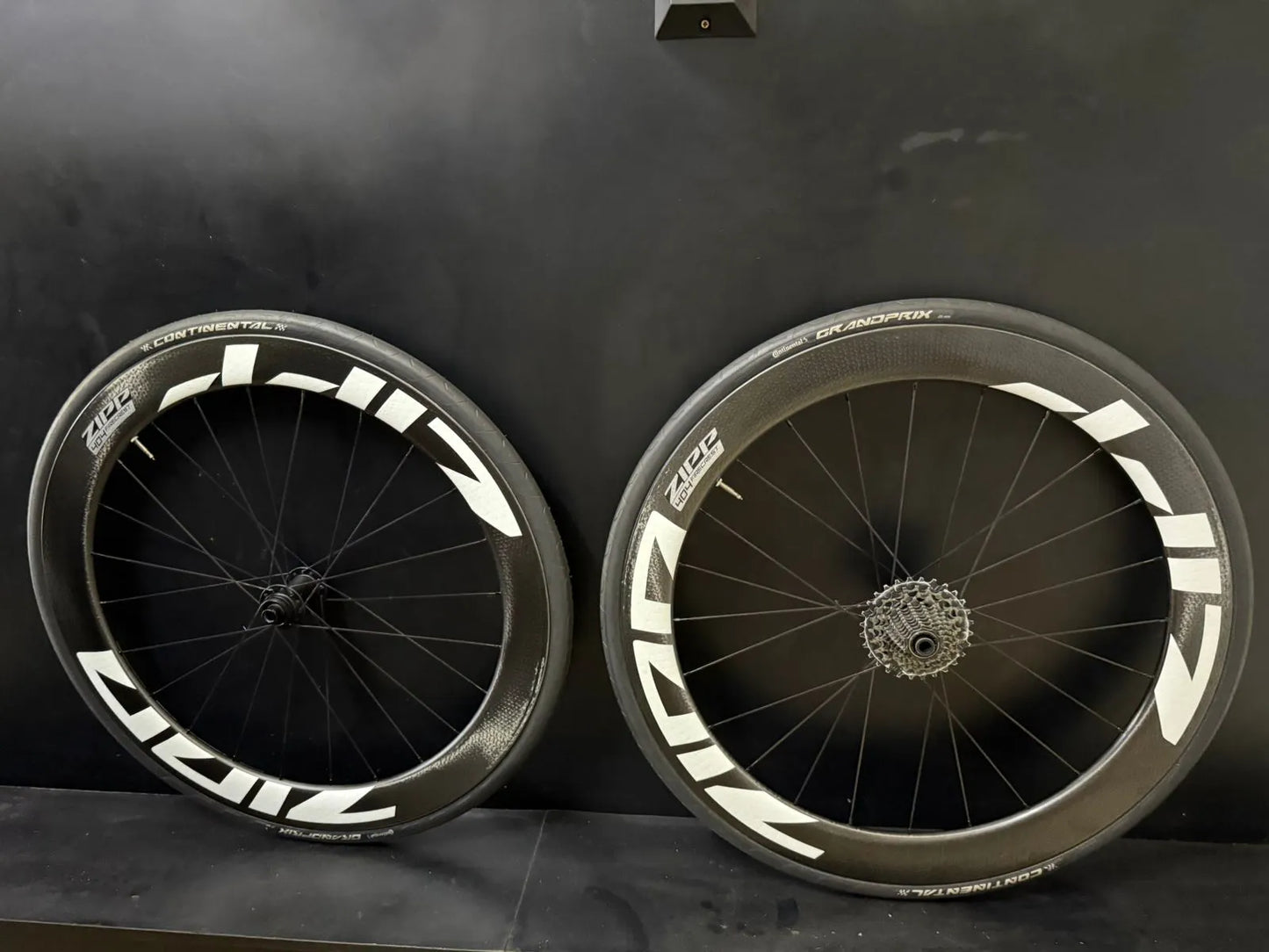 Par de Rodas Zipp 404 Firecrest Disc Tubeless - Hookless - Cubos ZR1 - 58mm