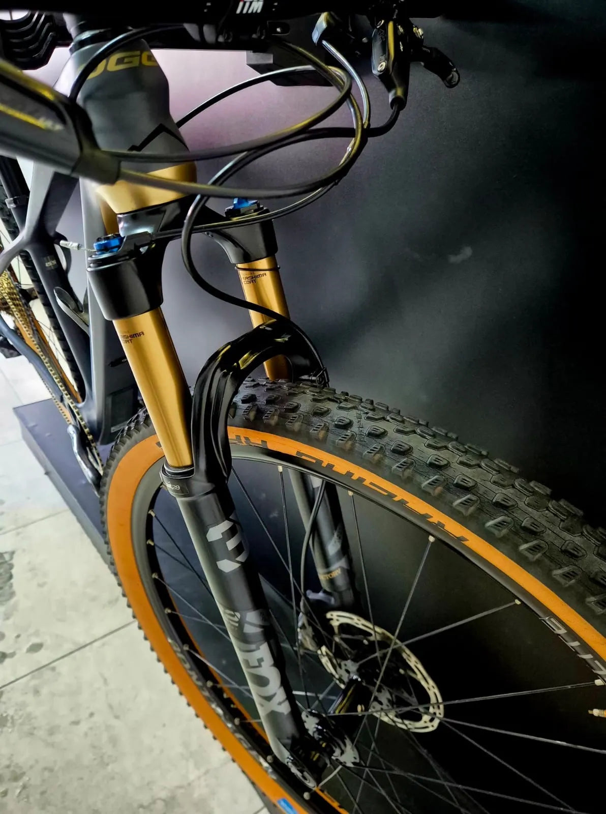 Bicicleta Oggi Squadra Carbono - SRAM XX1 Eagle - Fox Factory Kashima - Tamanho 15,5