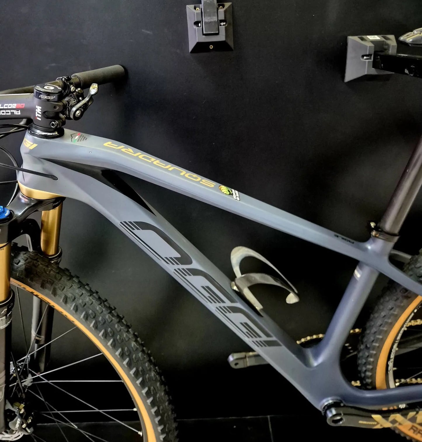 Bicicleta Oggi Squadra Carbono - SRAM XX1 Eagle - Fox Factory Kashima - Tamanho 15,5